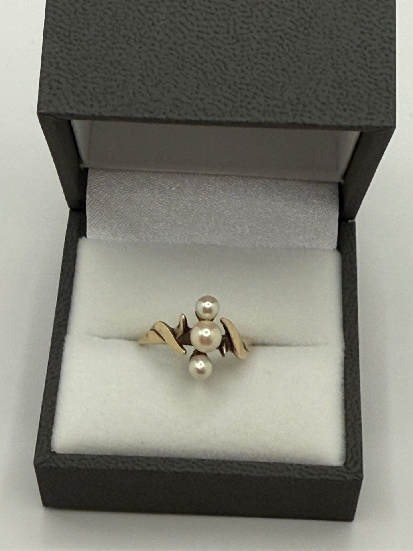 10K yellow gold three-pearl ring in box
