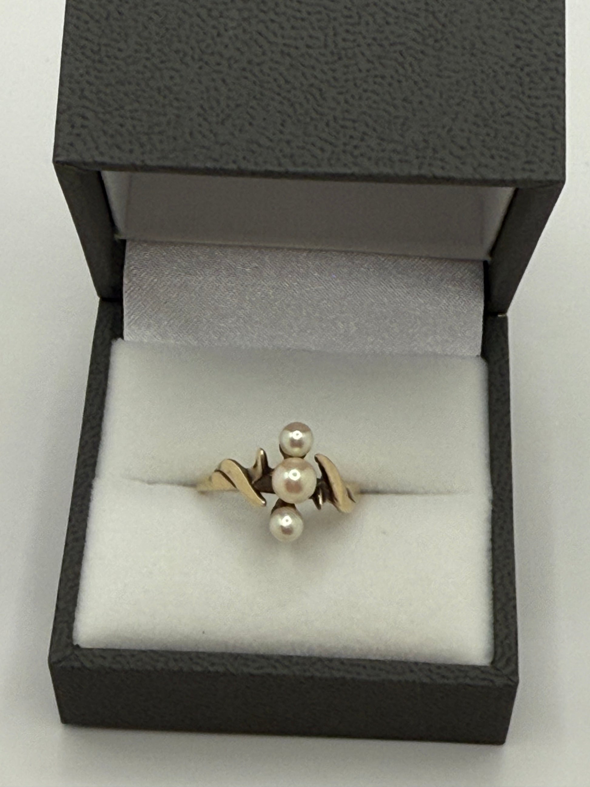 10K yellow gold three-pearl ring in box