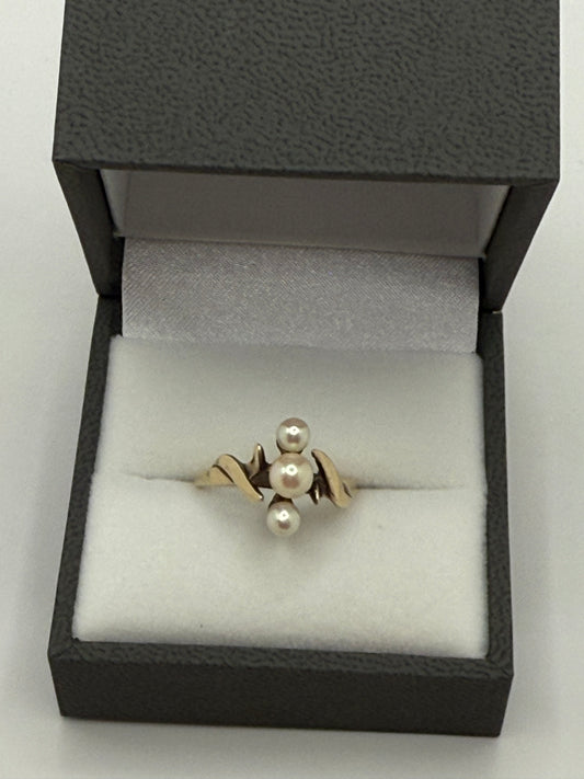 10K yellow gold three-pearl ring in box