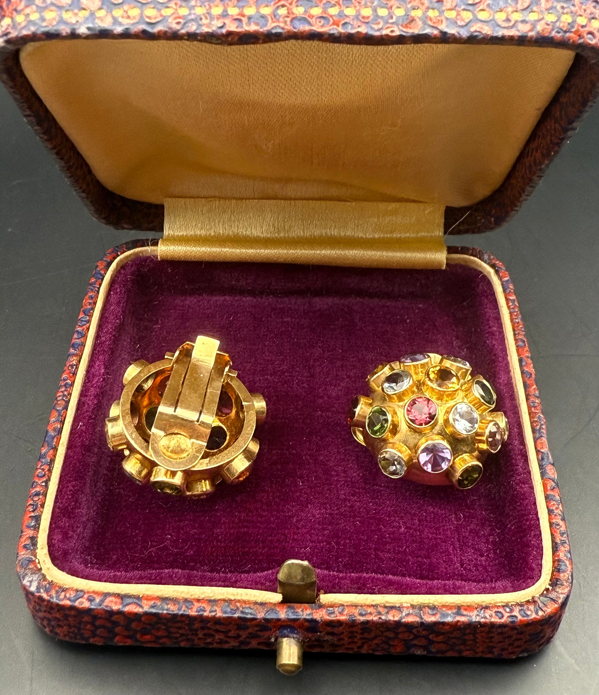 Back view showing clip-on clasp and structure