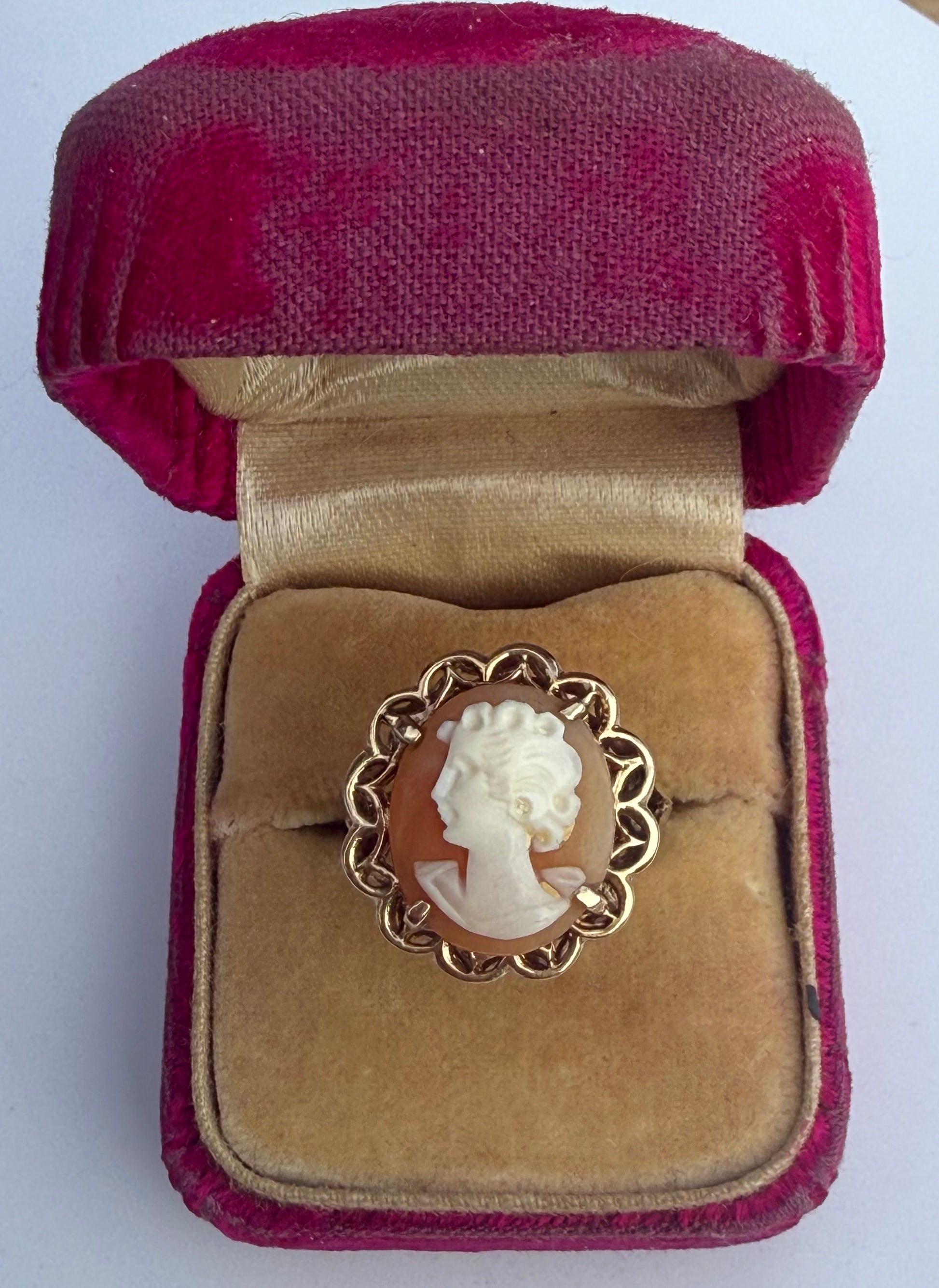 Cameo ring in vintage red velvet box – 10K gold with carved portrait cameo