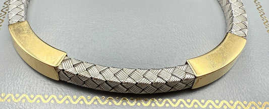 Close-up of woven white gold rope pattern and polished gold ends