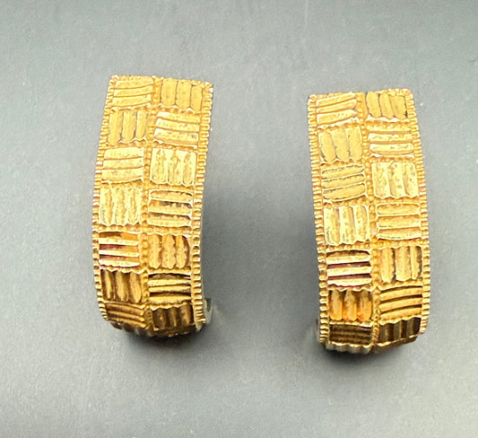 Close-up of vintage ZRW 14k gold textured half hoop earrings showing geometric diamond cut pattern