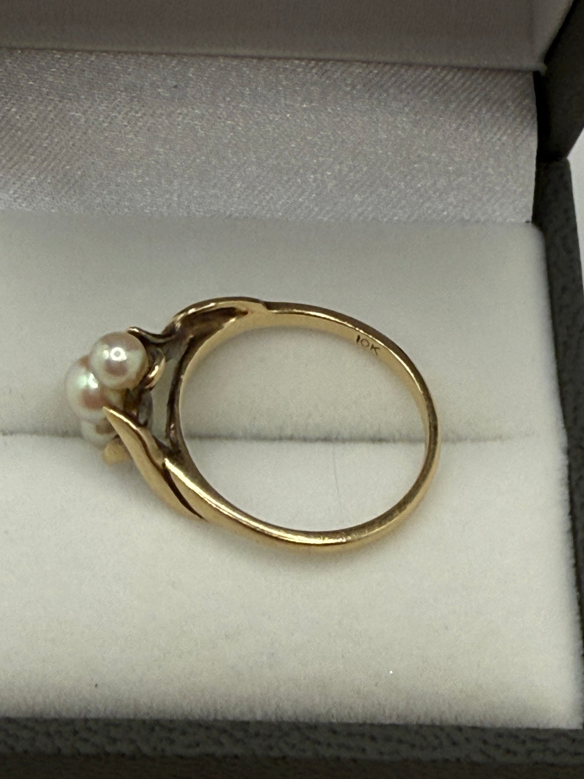 Side view of vertical pearl design in gold setting