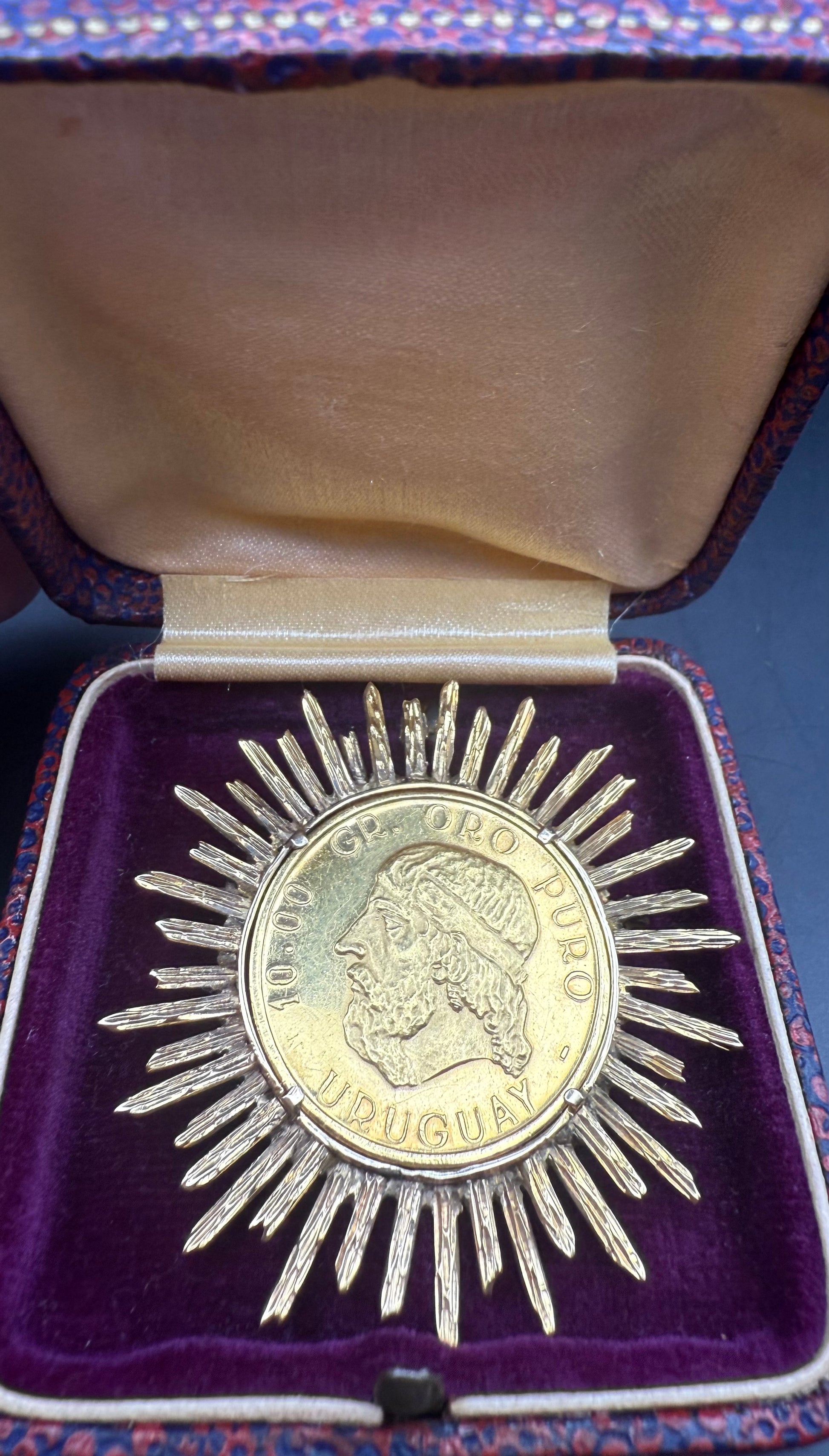 Uruguay 10g gold coin pendant in vintage velvet box