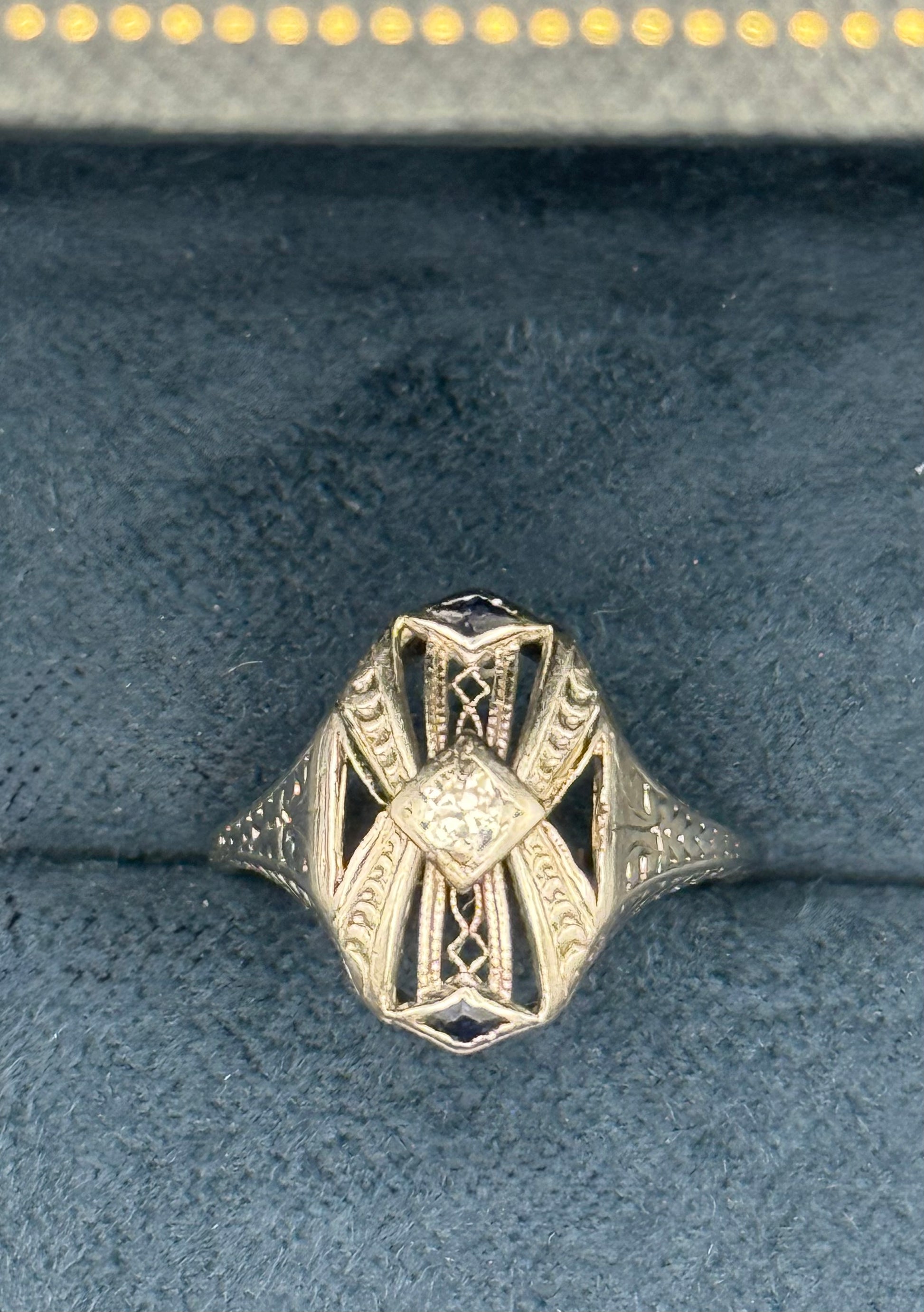 Vintage 1920’s Art Deco filigree ring in 18K white gold, diamond center with sapphire accents in display box
