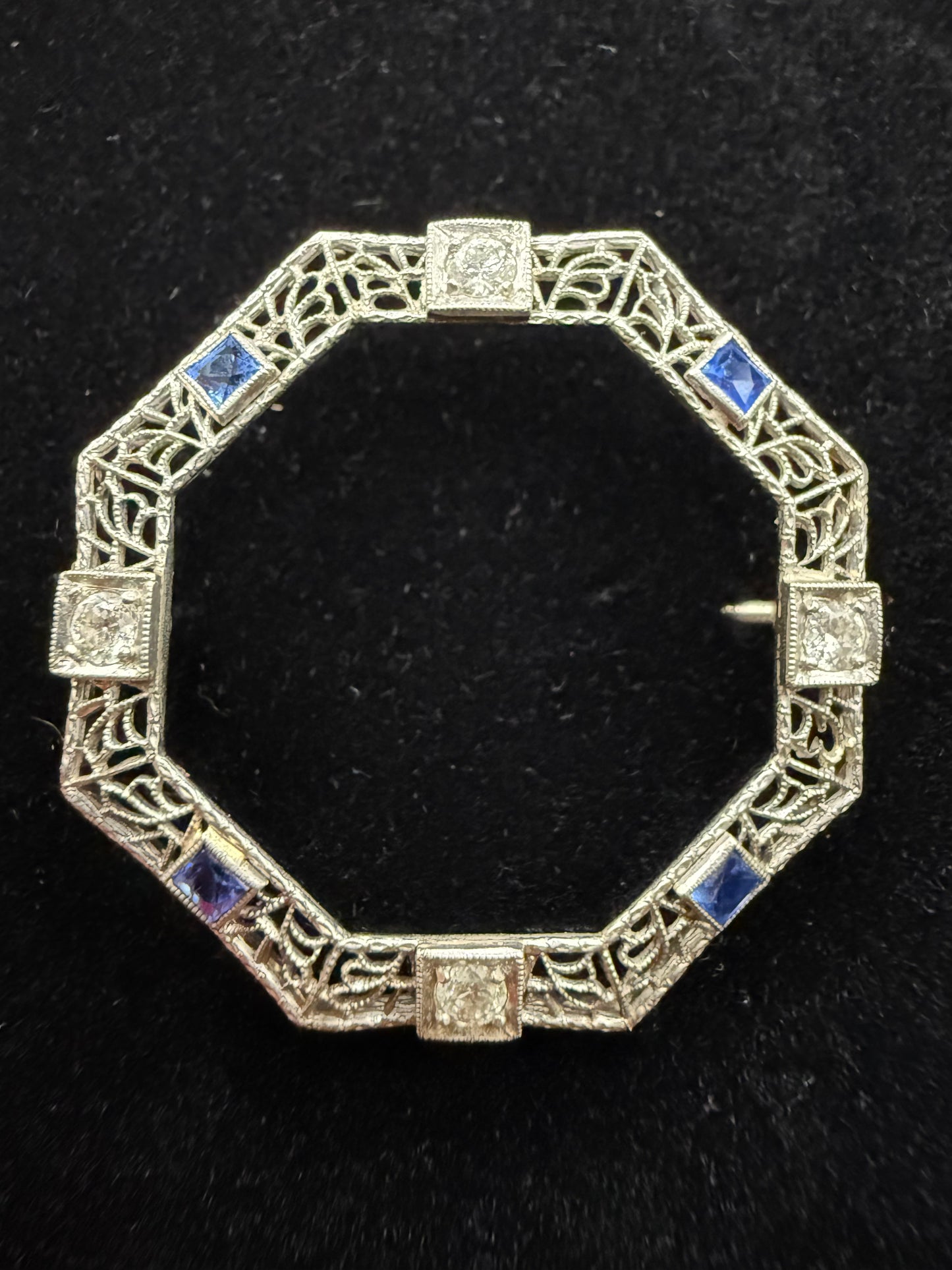 Vintage Art Deco sapphire and diamond brooch in 14k white gold filigree – front view